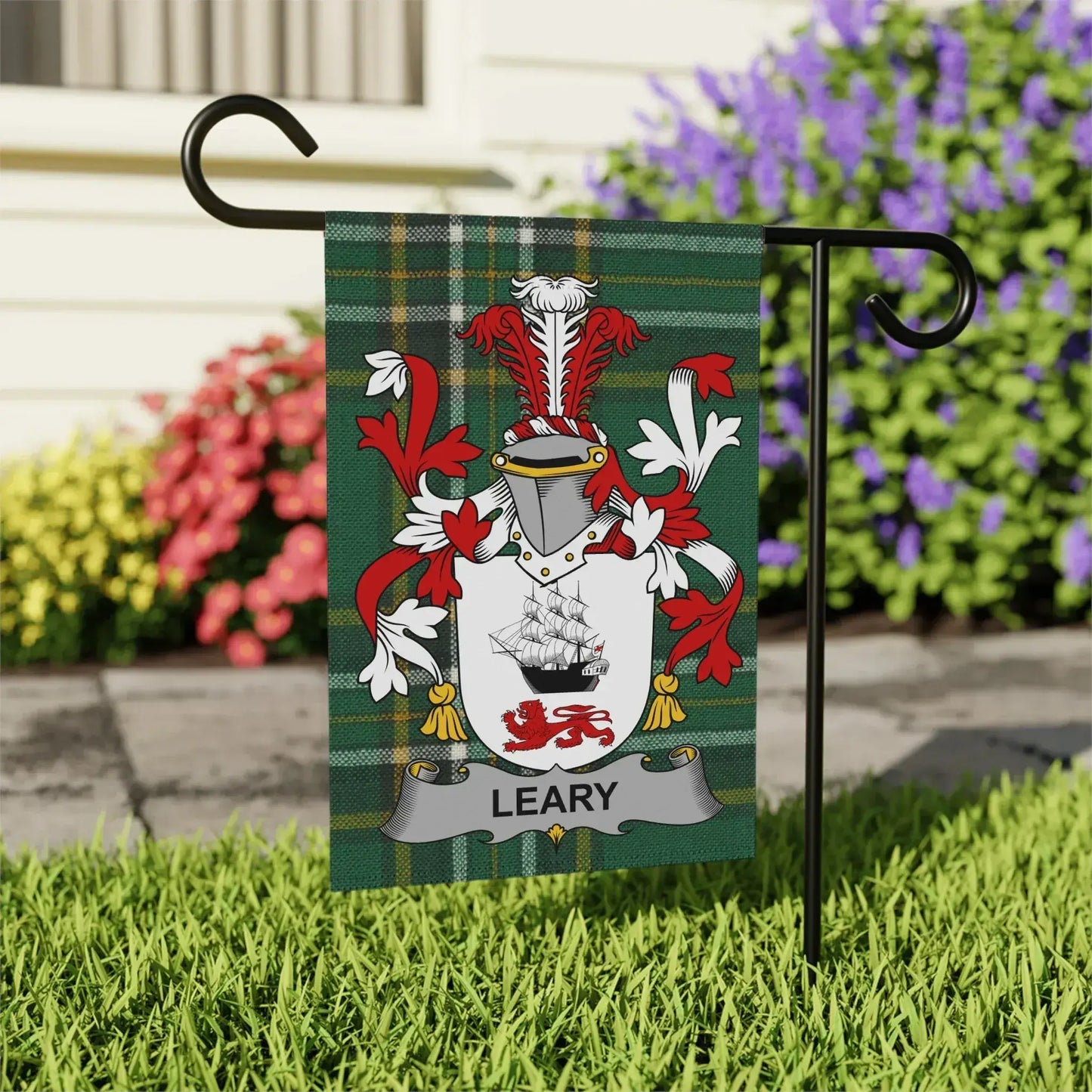 Bold Leary Crest Garden Banner Decorative Product