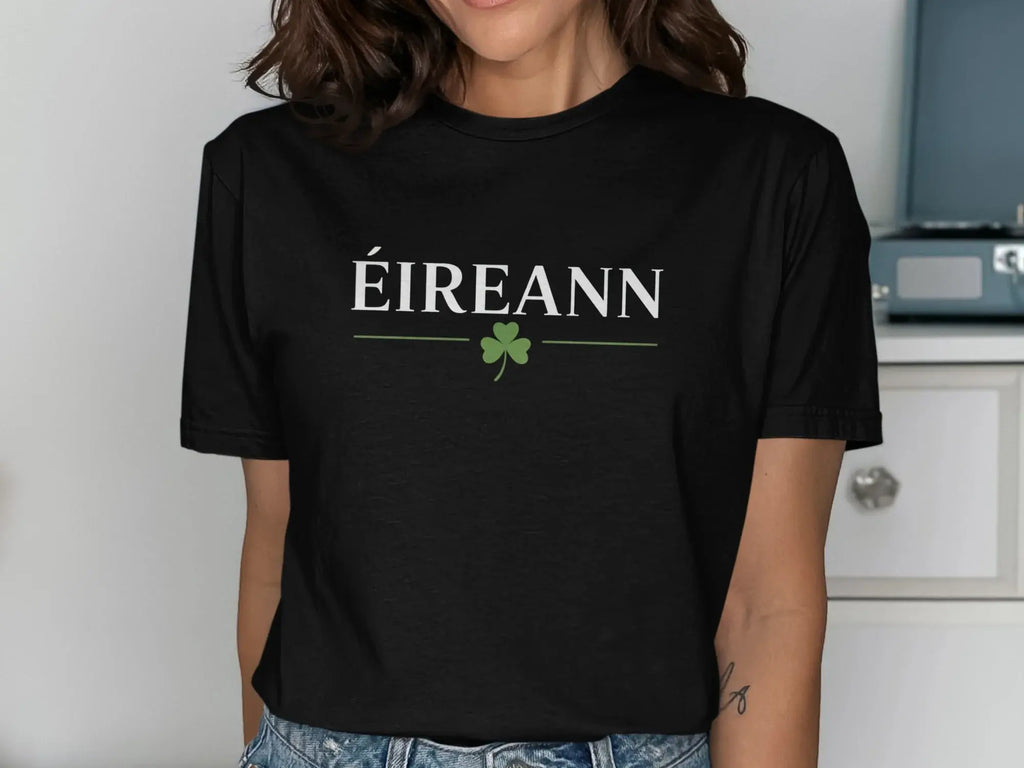 ÉIREANN Clover Graphic Women's T-Shirt