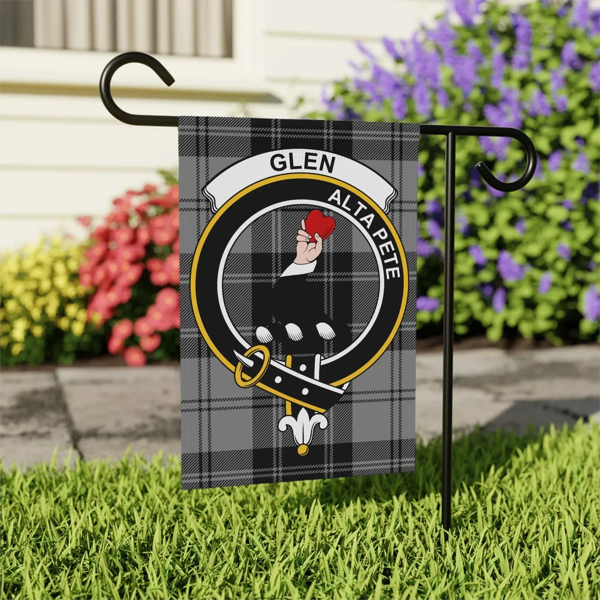 Glen Alta Pete Plaid Crest Design Yard Decor product type