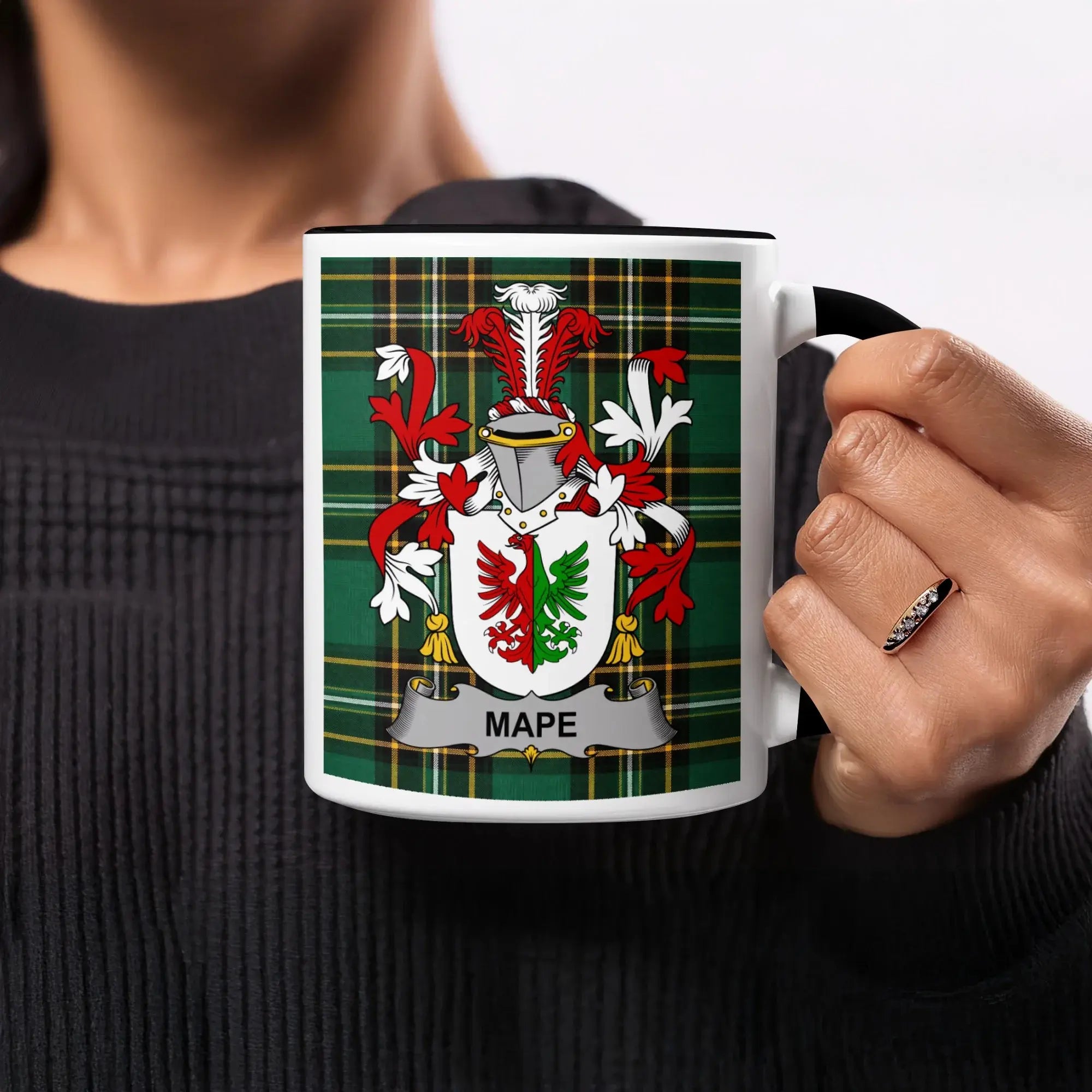 Mug with a green tartan pattern and the MAPE coat of arms.