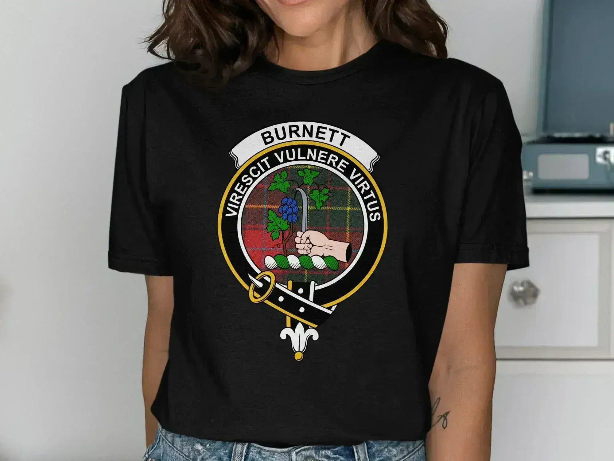 Burnett clan crest virescit vulnere virtus t-shirt — forest green, front view