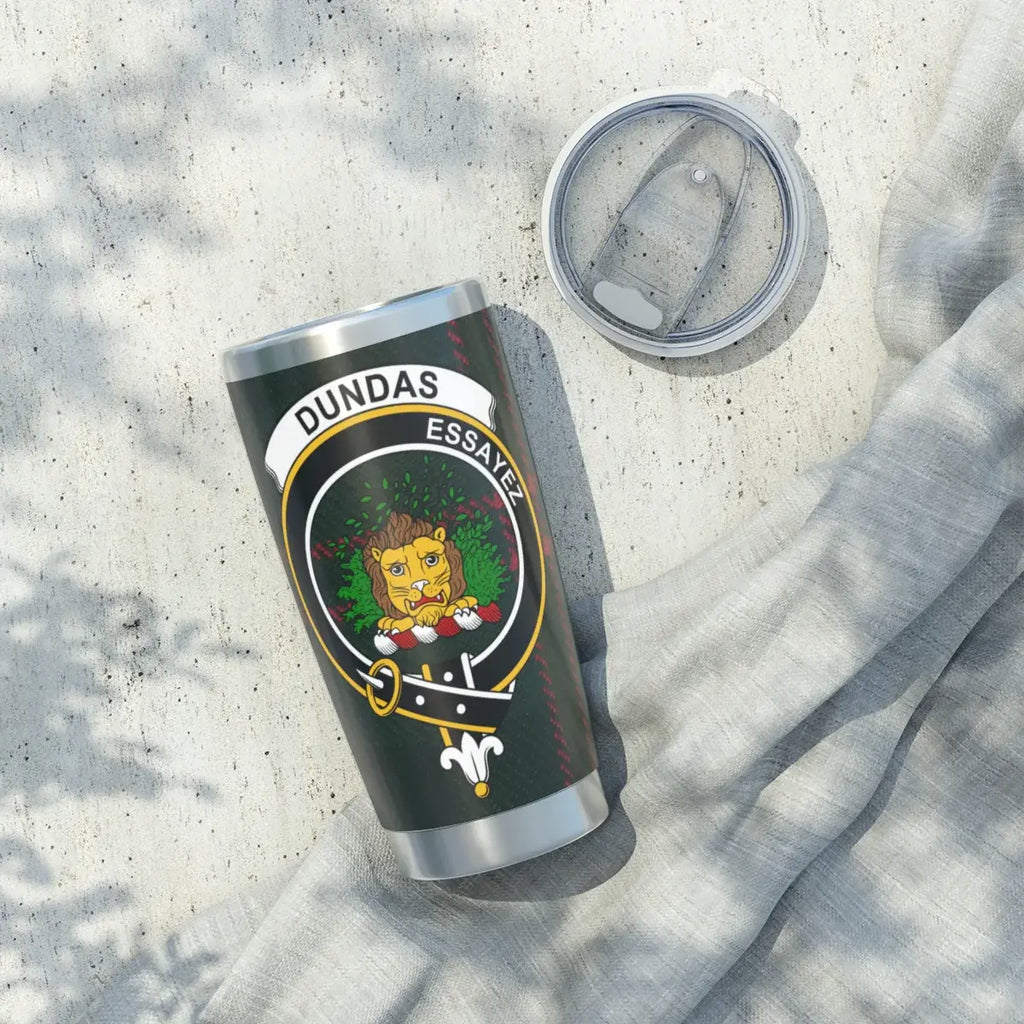 Clan Dundas tumbler close-up — lion crest and motto Essayez on stainless steel body