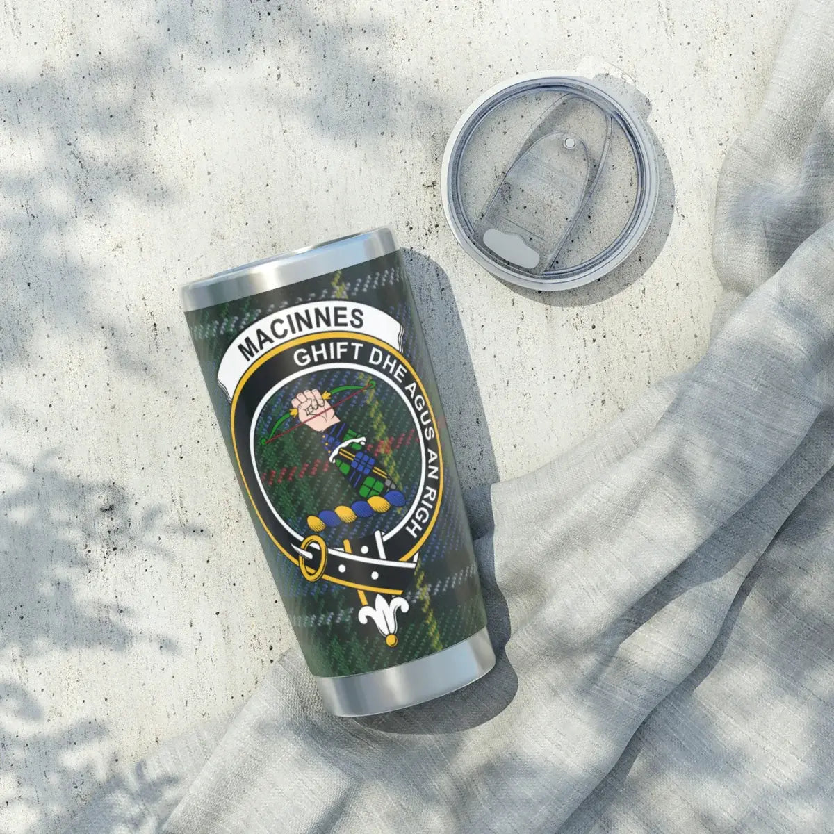 MacInnes clan crest tumbler lid and gasket detail — spill-resistant 20 oz travel cup