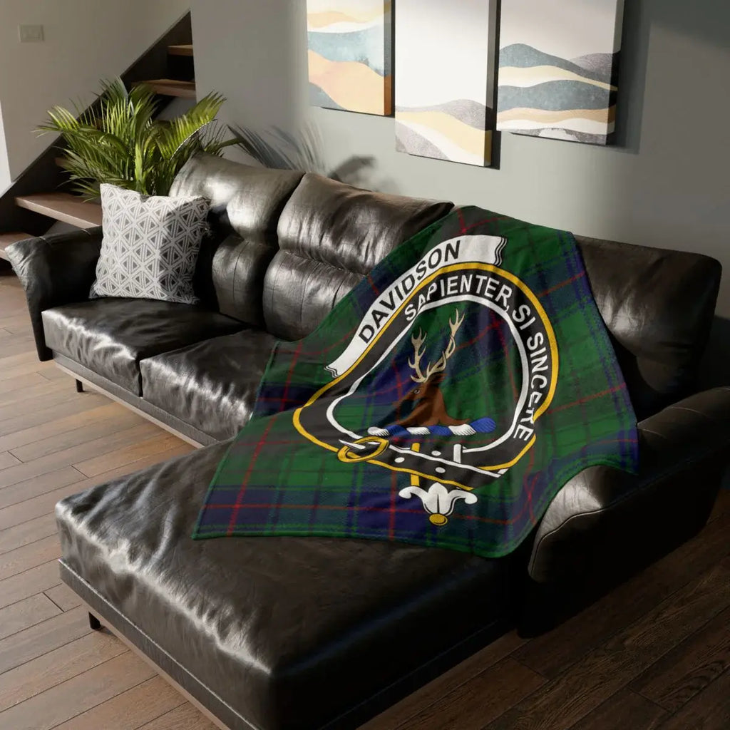 Davidson clan crest tartan throw blanket on sofa — 50x60 polyester, Sapienter Si Sincere design