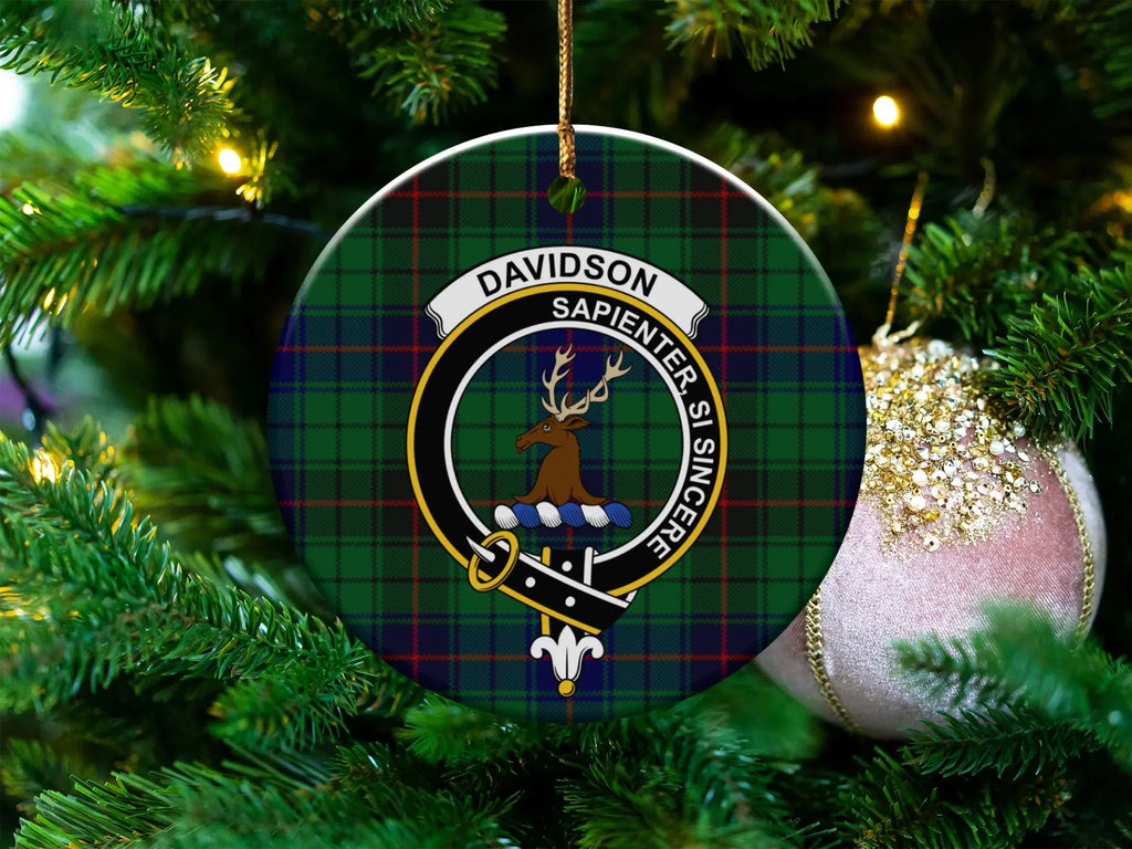 Davidson clan tartan ceramic ornament — 3-inch round glossy disc with crest and Sapienter Si Sincere
