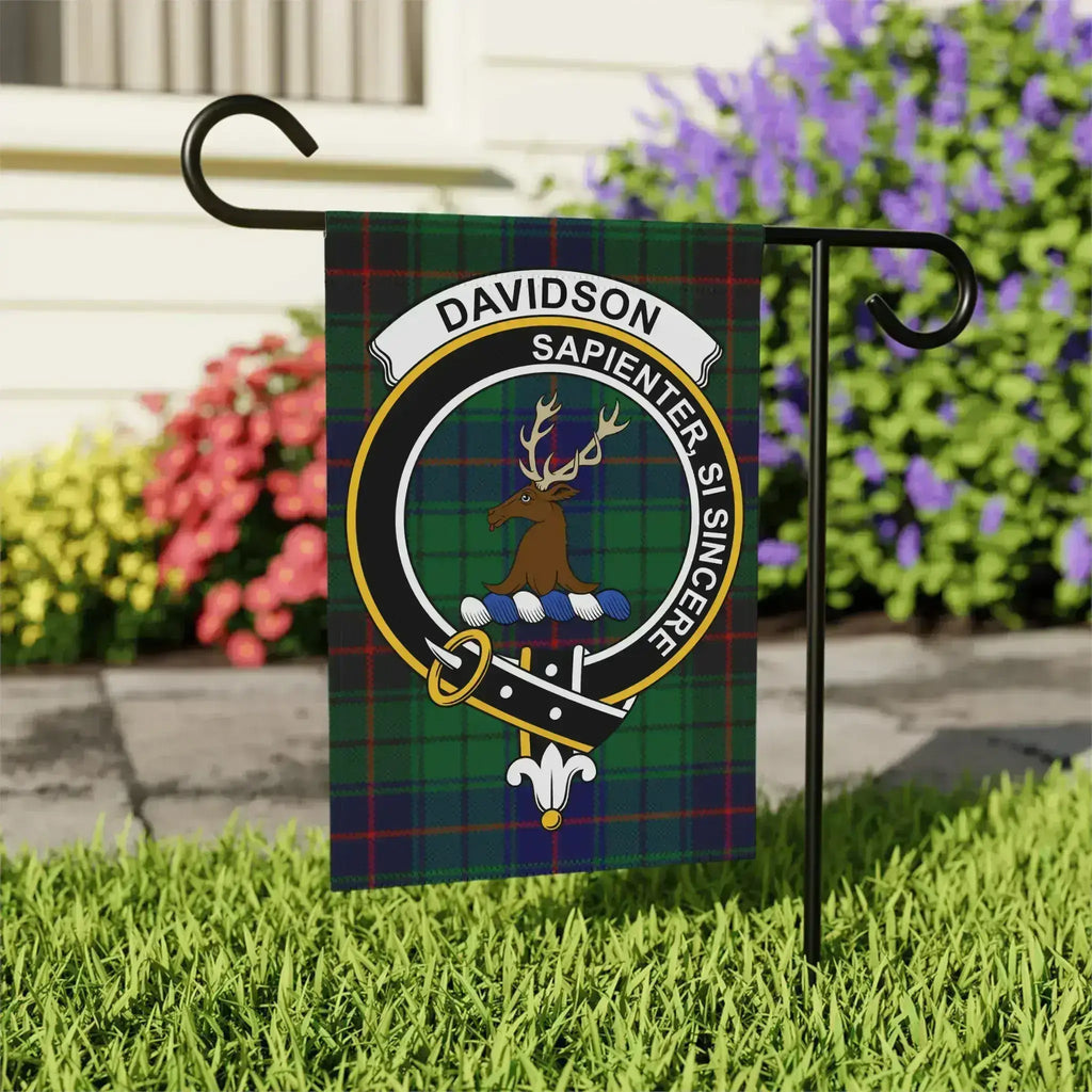 Davidson Sapienter Si Sincere tartan garden flag 24x32 inches — larger outdoor size with clan crest