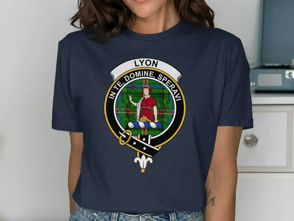 Lyon In Te Domine Speravi crest t-shirt — navy cotton with printed clan emblem, European fit