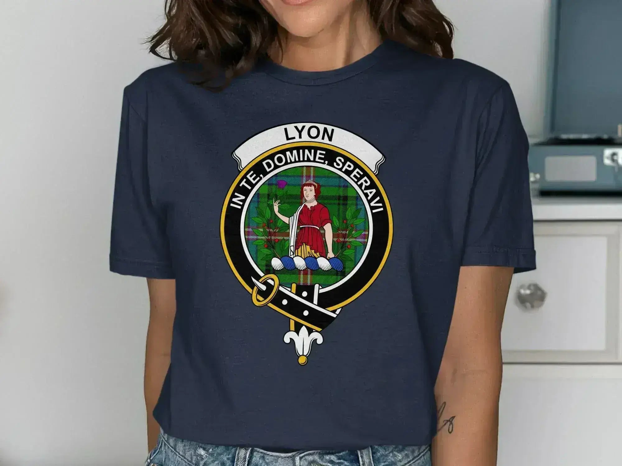 Lyon In Te Domine Speravi crest t-shirt — navy cotton with printed clan emblem, European fit
