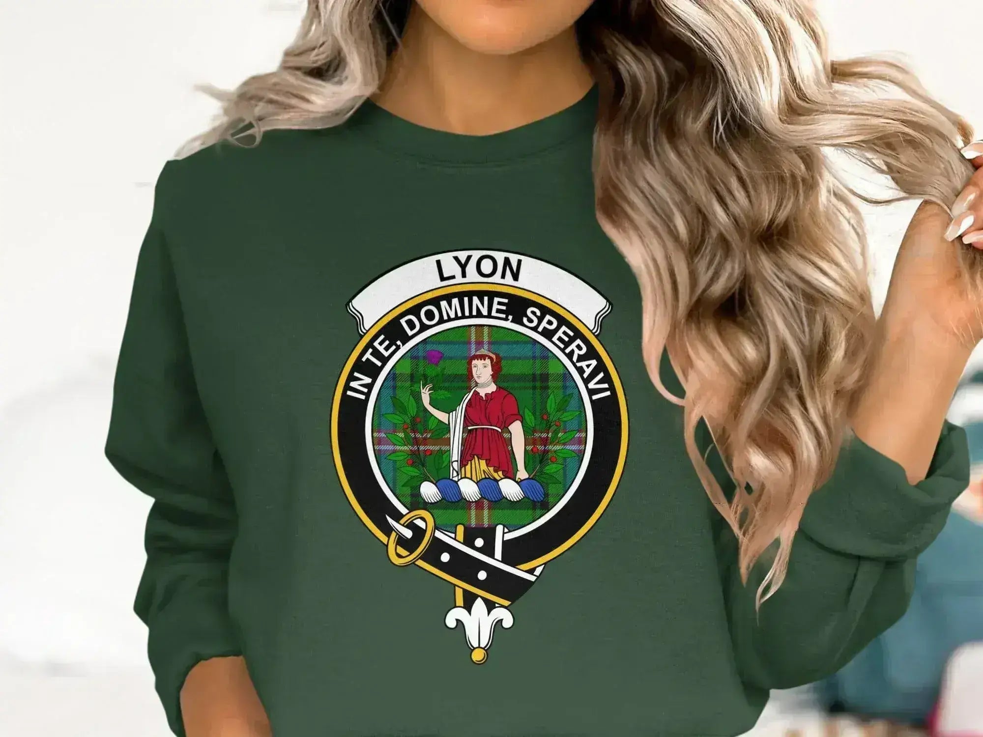 Lyon In Te Domine Speravi clan crest sweatshirt — navy crewneck fleece with printed tartan design