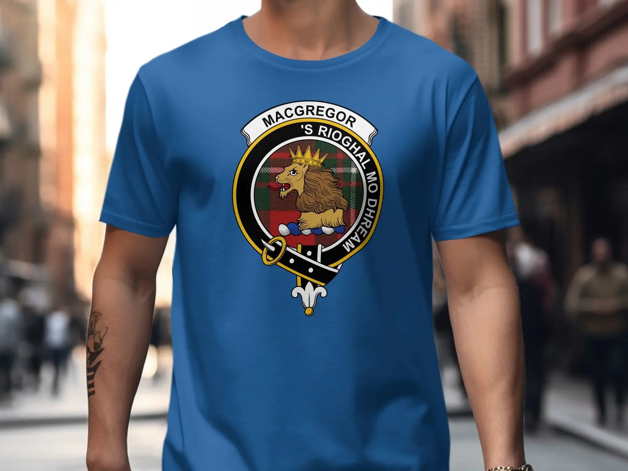 MacGregor 'S Rioghal Mo Dhream crest t-shirt — lion clan design on softstyle cotton