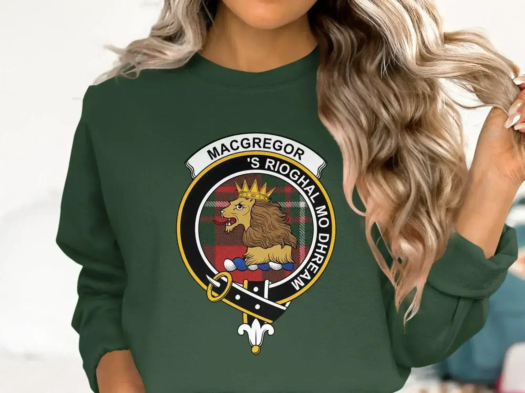 MacGregor lion crest green comfortable crew neck sweatshirt — 'S Rioghal Mo Dhream on fleece