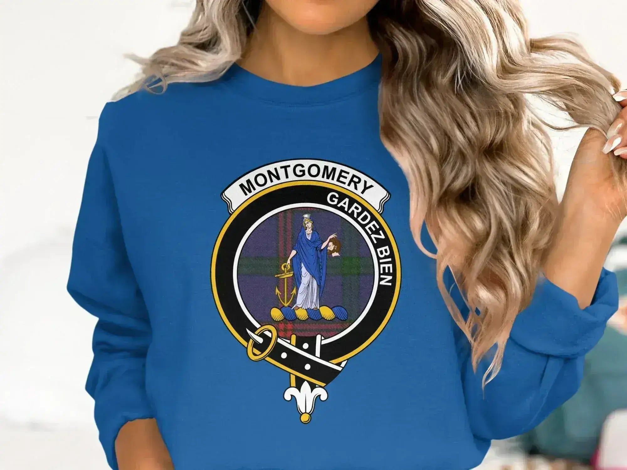 Montgomery Gardez Bien clan crest sweatshirt in black — tartan design on fleece pullover