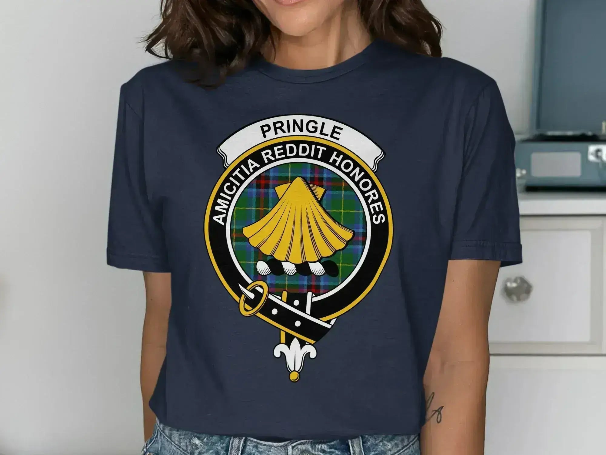 Pringle Amicitia Reddit Honores graphic tee in black — clan crest print, unisex fit