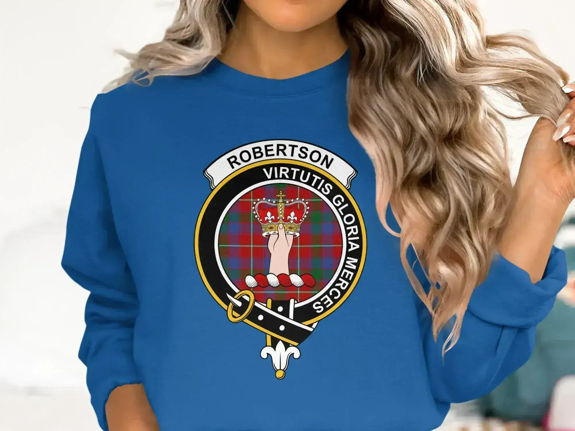 Robertson crest sweatshirt in navy — ribbed cuffs, Scottish clan emblem