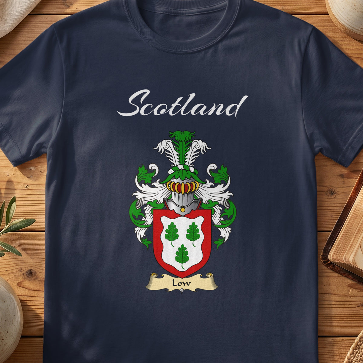 Low Scottish family shield T-shirt in Navy