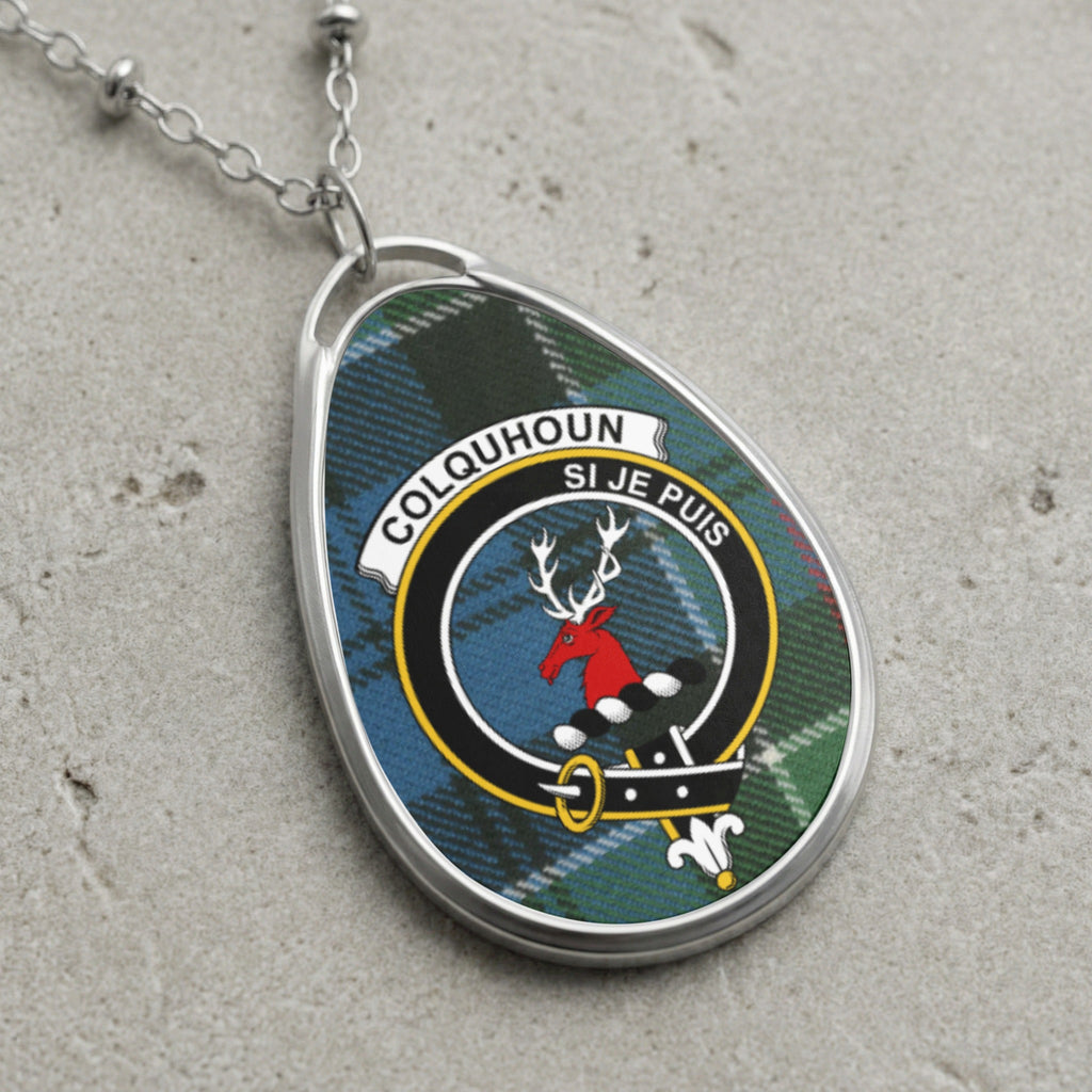 Colquhoun clan Scottish tartan necklace with clan crest and Si Je Puis motto on tartan background