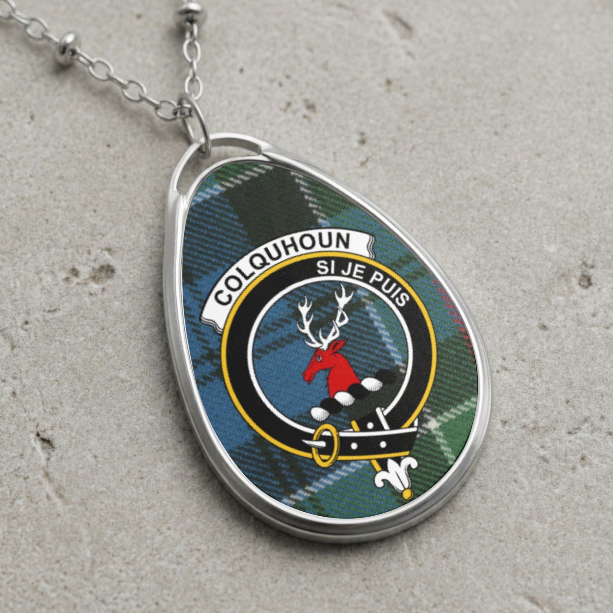 Colquhoun clan Scottish tartan necklace with clan crest and Si Je Puis motto on tartan background