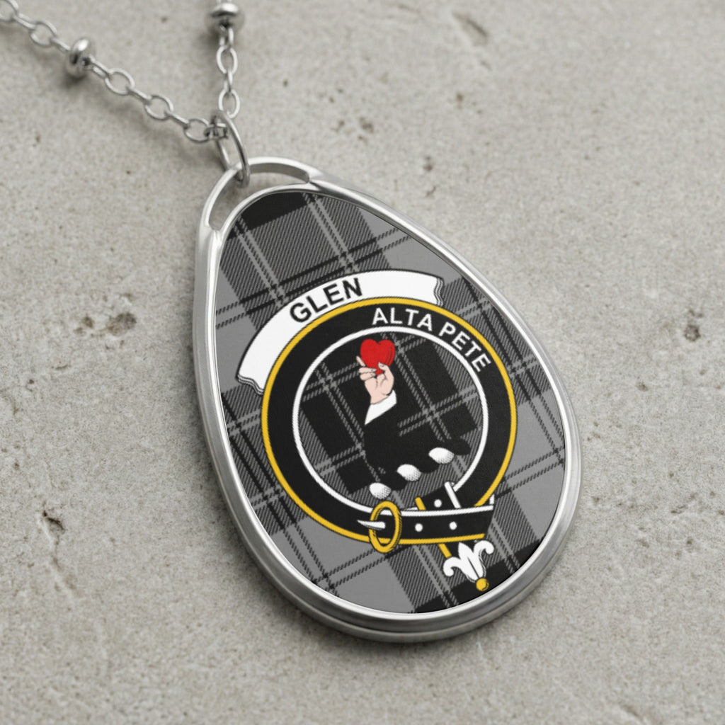 Glen clan Scottish tartan necklace with clan crest and Alta Pete motto on tartan background