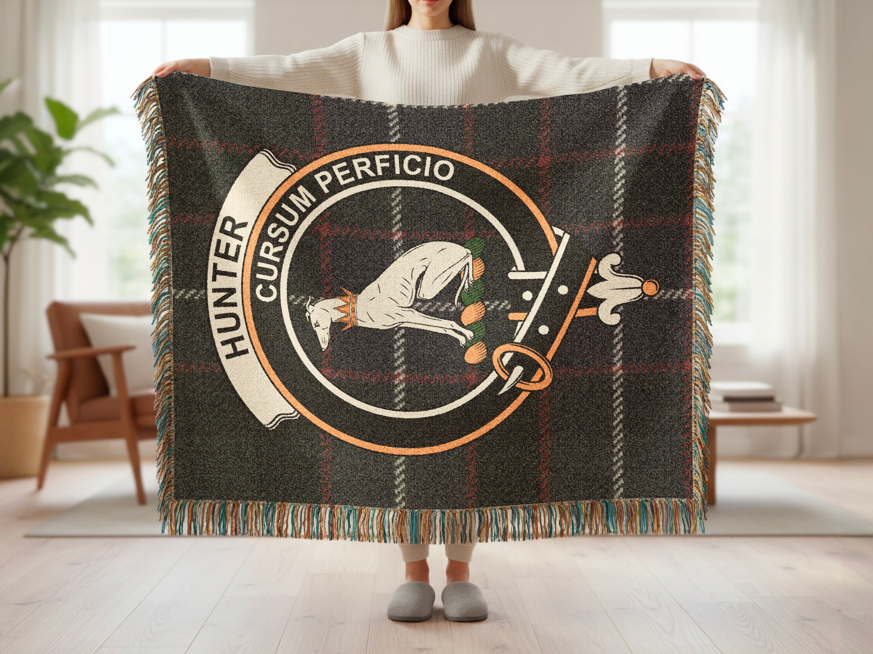 Hunter Cursum Perficio clan crest on tartan woven blanket — full view