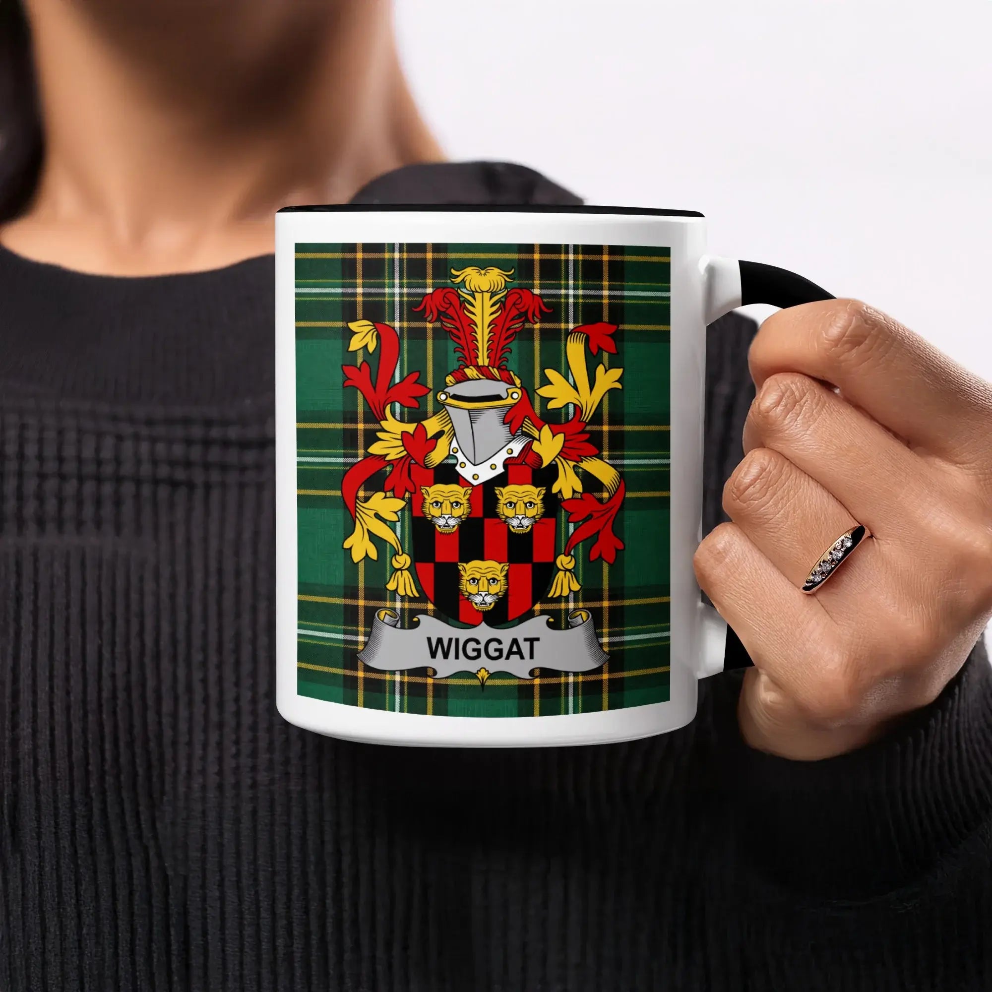 Coat of arms with "Wiggot" on a green tartan background on a mug.
