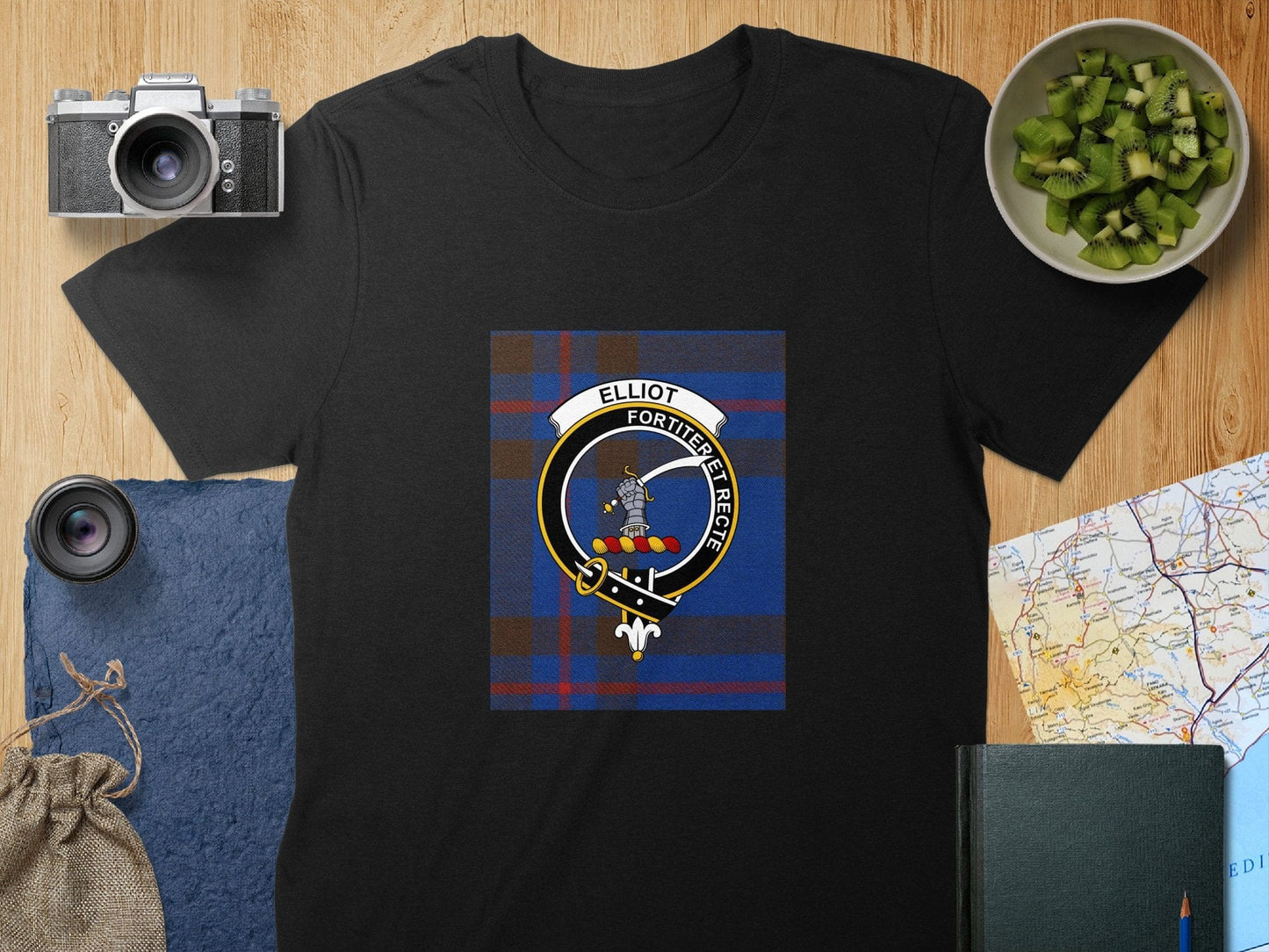 Physical Item S / Black Elliot Clan Fortiter Et Recte Scottish Crest T-Shirt